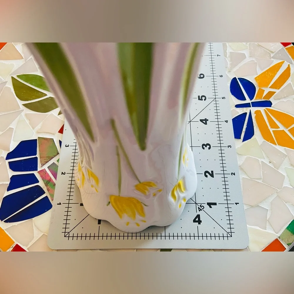BNWT Sleek, Elegant Flower Vase Featuring Yellow Tulip Flowers, Scalloped Edge💐